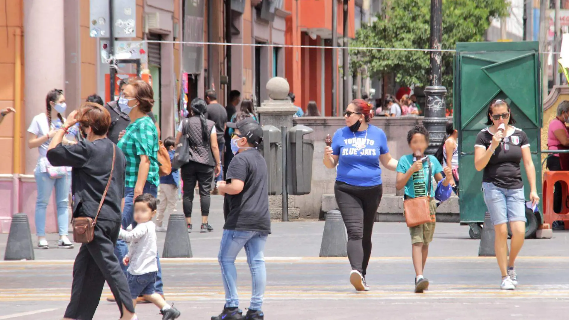 personas caminando en el centro